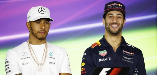 Lewis Hamilton (vlevo) a Daniel Ricciardo.