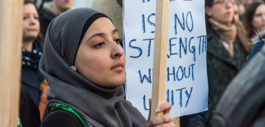 Muslimská žena projevuje na pietním místě v Londýně respekt obětem teroristického útoku.
