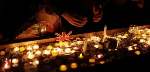 Na Trafalgarském náměstí zapalovali lidé z davu množství svíček.