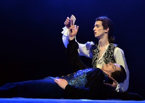 Alexandr Katsapov v roli vikomta de Valmont (ležící) a Matěj Šust jako rytíř Danceny při generální zkoušce baletu Valmont.