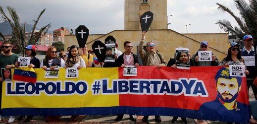 Venezuelané v Kolumbii protestují proti současné vládě (ilustrační foto).