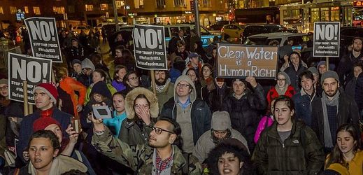 Protesty proti stavbě ropovodu Keystone XL v americkém New Yorku.