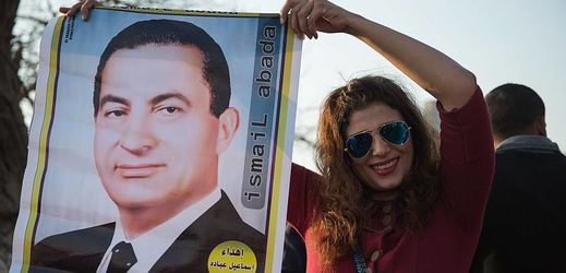 Žena držící podobiznu s bývalým egyptským prezidentem Husním Mubarakem.