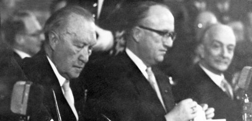 Vlevo kancléř SRN Kondrad Adenauer při podpisu římských smluv.