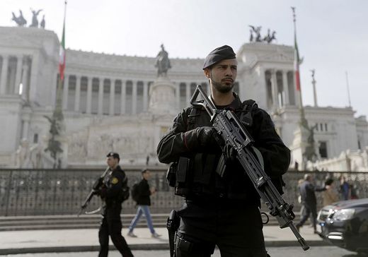 Policista, hlídkující na náměstí Piazza Venezia v Římě.