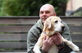 Devítiletá fenka labradora Cita se svým majitelem policejním kynologem Ladislavem Pozdníčkem.