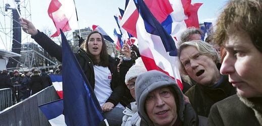 Zhruba 43 procent voličů měsíc před prvním kolem prezidentských voleb ve Francii stále neví, komu nakonec dá svůj hlas.