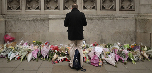 Pietní místo obětem terorismu před parlamentní budovou v Londýně.