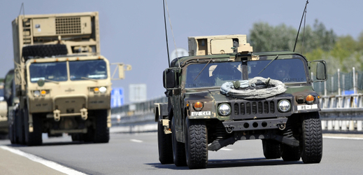 Americký vojenský konvoj přejíždějící přes české území v září roku 2015.