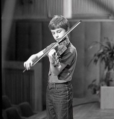 Pavel Šporcl začal hrát na housle v pěti letech. Vystudoval Pražskou konzervatoř a hudební fakultu AMU u profesora Václava Snítila. V letech 1991-96 studoval v USA na prestižních školách a univerzitách pod vedením vynikajících pedagogů Dorothy De Lay, Itzhaka Perlmana, Masaa Kawasakiho a Dr. Eduarda Schmiedera.