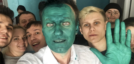 Selfie s příznivci ruského opozičního vůdce Alexeje Navalného (na snímku uprostřed), které pořídil poté, co mu neznámý útočník nastříkal jasně zelené antiseptikum do tváře.
