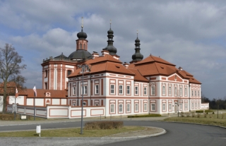 Po staletích začne v Mariánské Týnici na Plzeňsku unikátní dostavba východního ambitu barokního areálu podle původních nerealizovaných plánů stavitele stavby Jana Blažeje Santiniho.