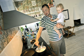 Muž na rodičovské dovolené dnes již není vnímán jako něco nevšedního, v českých domácnostech však zůstávají doma s dětmi nejčastěji ženy.