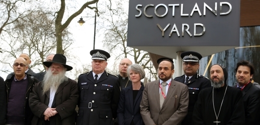 Uctění obětí teroristického útoku v Londýně, pietní akce u sídla Scotland Yard.