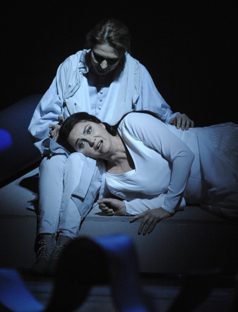 Zleva Markéta Cukrová jako Poutník a Pavla Vykopalová v roli Clémence v opeře Kaiji Saariaho Láska na dálku v brněnském Janáčkově divadle.