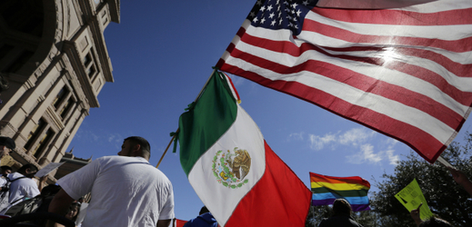 Účastníci protestní akce proti imigračnímu dekretu Dolanda Trumpa nesou americké a mexické vlajky jako projev vzájemné solidarity.