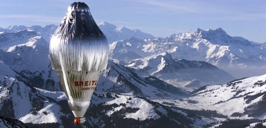 Cesta britského vzduchoplavce Briana Jonese. Balon letí nad švýcarskými Alpami.