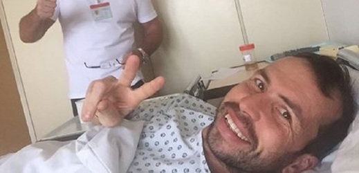 Český tenista Radek Štěpánek po operaci zad v nemocnici na Homolce.