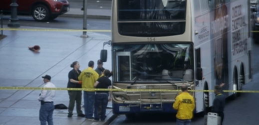 Autobus, ve kterém se útočník zabarikádoval.