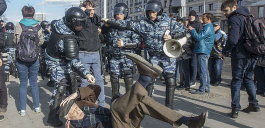 Ruská policie zadržela na sto demonstrantů a běloruská přes 400 lidí. 