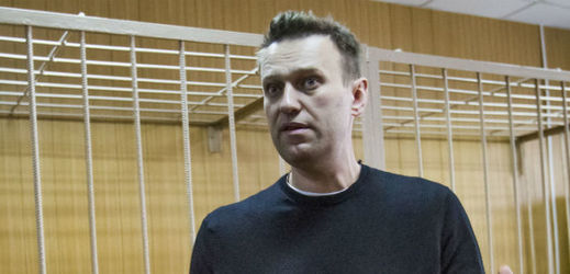Opoziční vůdce Navalný při pondělním soudu. 