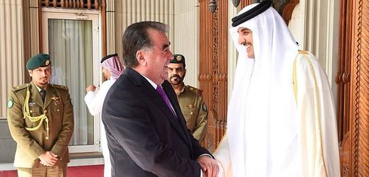 Šéf katarského investičního úřadu Abdullah bin Muhammad Saúd Al Sání (vpravo).