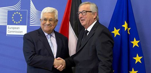 Předseda palestinské samosprávy Mahmúd Abbás (vlevo) a předseda Evropské komise Jean-Claude Juncker.