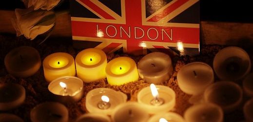 Svíčky jako vzpomínka na oběti na Trafalgarském náměstí v Londýně.
