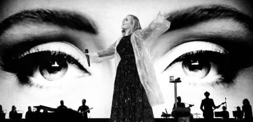 Britská zpěvačka Adele při deštivém koncertu oblékla pláštěnku.