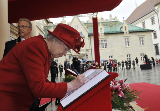 Královna Alžběta II. podepsala zákon o aktivaci článku Lisabonské smlouvy.