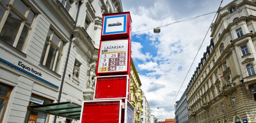 Bezbariérová tramvajová zastávka Lazarská v Praze 1.