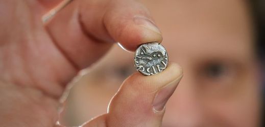 Vzácná stříbrná keltská mince nalezená na severu Čech pochází z daleké Francie.