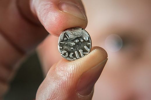 Na minci je jméno i obličej z profilu vládce keltského kmene Lingonů.