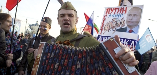 Oslavy prvního výročí ruské anexe Krymu. Účastník je oblečen do vojenské uniformy ze sovětské éry.