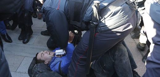 Zatýkání demonstrantů při protestech v Moskvě.
