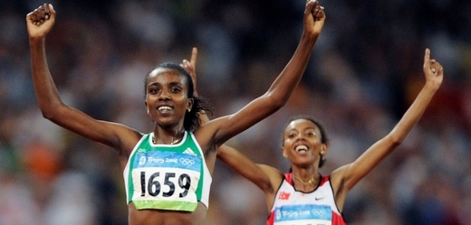 Elvan Abeylegesseová (vzadu) se radovala zbytečně, kvůli dopingu o medaili přišla.