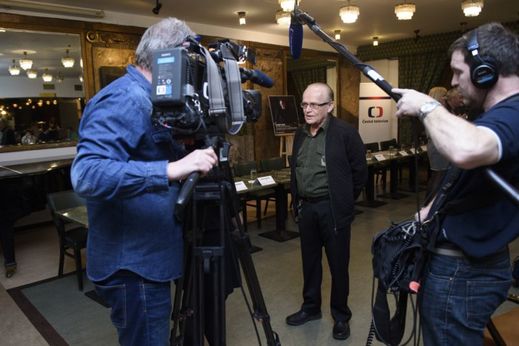 Režisér Jiří Svoboda hovoří s novináři na novinářské projekci svého nového televizního filmu Zádušní oběť 29. března v pražském kině Lucerna.