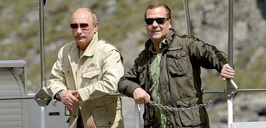 Prezident Vladimir Putin(vlevo) a premiér Dmitrij Medveděv.