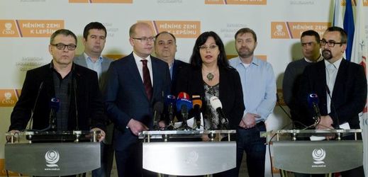 Premiér Sobotka a ministryně práce a sociálních věcí Marksová (uprostřed).