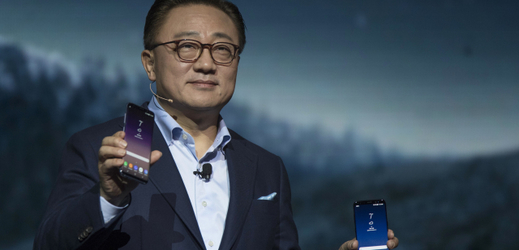 Šéf mobilní divize Samsungu Dong-jin Koh představuje nový Galaxy S8, obě verze.