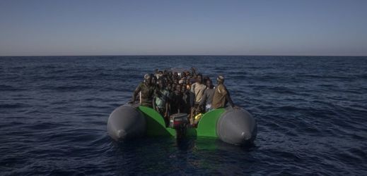 Loď s africkými uprchlíky (ilustrační foto).