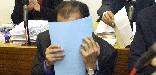 Katarský princ zakrývající si tvář před soudem.