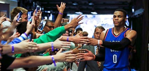 Russel Westbrook po utkání přijímal gratulace od fanoušků. 