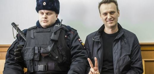 Alexej Navalnyj u soudu s ostrahou.