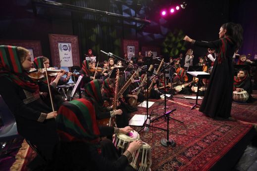 V orchestru Zohra, pojmenovaném po bohyni hudby z perské literatury, působí více než 30 dívek ve věku od 12 do 20 let.