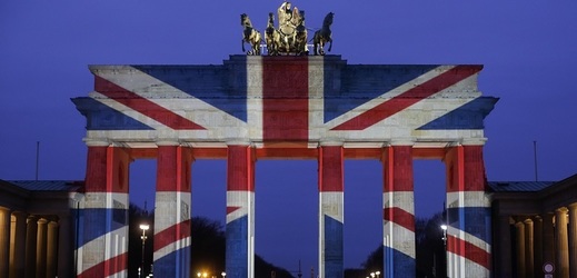 Braniborská brána se v Berlíně zahalila do vlajky Británie po teroristickém útoku v Londýně.