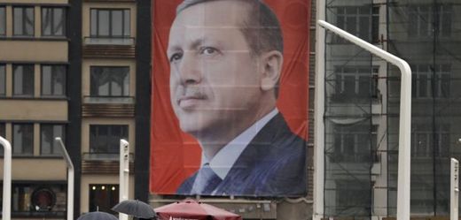 Turecký prezident podle některých tvrzení puč sám zorganizoval, aby si upevnil moc.