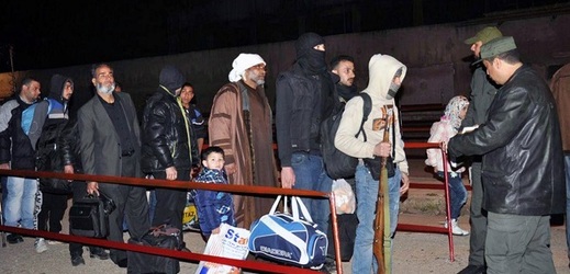 Syřané se vracejí z Turecka domů. 