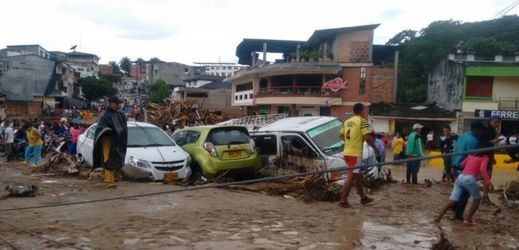 Záplavy a sesuvy půdy v Kolumbii si vyžádaly více než dvě stě životů.
