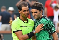 Rafael Nadal (vlevo) s Rogerem Federerem.